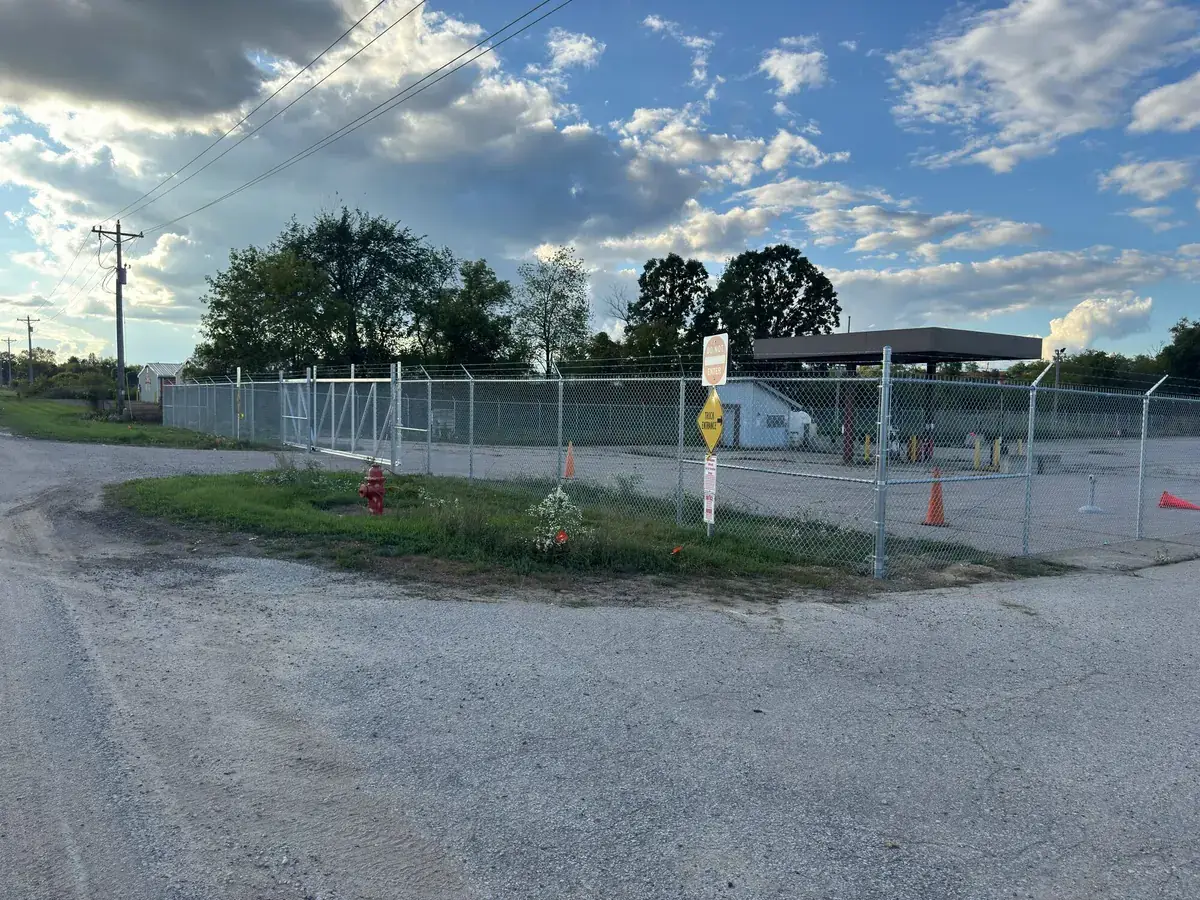 Truck-entrance commercial gate